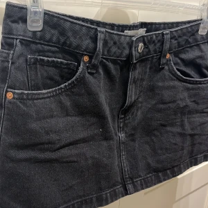 Svart jeanskjol - Svart jeanskjol köpt på Vinted men tyvärr för stor för mej💗 kjolen är från mango💕