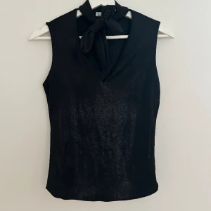 Svart festtopp - Supeecool svart festtopp! Bra skick passar storlek S 💗