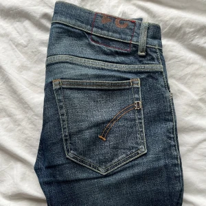 Dondup - Tja, säljer nu dessa dondups i en riktigt fet färg!   || Skick: 8/10 || Ny pris: 3200, vårat pris: 799