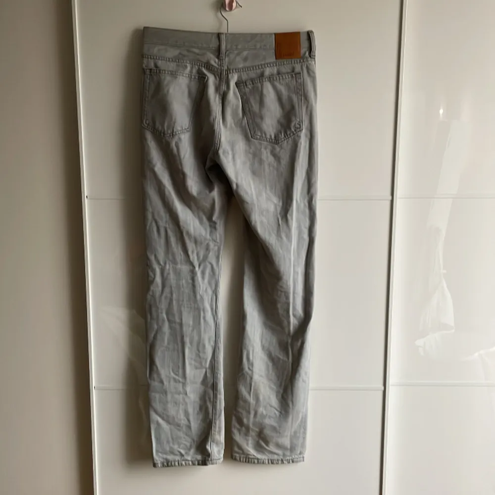 Ljus grå jeans low waist 26/32. Jeans & Byxor.