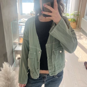 Vårjacka - Söt vårjacka i militär grön💚Jackan har coola detaljer och är jätte snygg nu till våren. Från faras kollektion med trf.