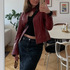 Röd läderjacka - Vintage röd skinnjacka, inget att anmärka på i skicket❤️ sitter riktigt snyggt 
