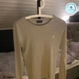 En jättesnygg Ralph Lauren tröja i 10/10 skick. Inga defekter eller fläckar. Den ser helt ny ut och jag säljer den för ett jättebra pris. Nypris: 1500kr. Pris kan diskuteras vid snabbaffär.