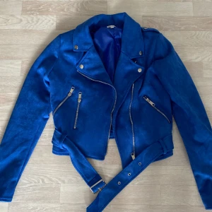Blå jacka i läder - Säljer denna blå läderjackan i storlek 36 från Nelly då den inte används längre. Jättefint skick då den bara använts ett fåtal gånger och en perfekt jacka inför våren och sommaren!! 💙💙