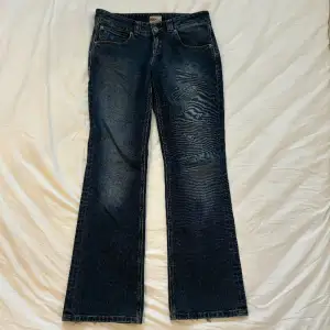 Tommy Hilfiger jeans, mått:  Midja: 78cm Längd: 98cm Innerbenslängd:76cm  Frakten står för köparen, fråga ifall det är något ni undrar 💛