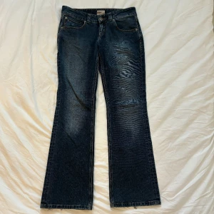 Lågmidjade jeans  - Tommy Hilfiger jeans, mått:  Midja: 78cm Längd: 98cm Innerbenslängd:76cm  Frakten står för köparen, fråga ifall det är något ni undrar 💛