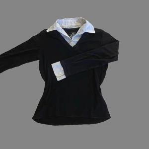 jättesnygg skjort-tröja 🕸️ - Jättesnygg tröja med skjortkrage samt ärmar från märket Nicks World 