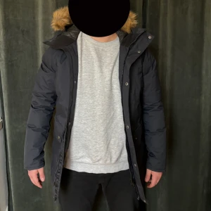 Everest jacka herr - En herr Everest jacka i storlek M. Den är i nyskick och köpt för 1699kr. Avtagbar päls. Säljer för 599kr.