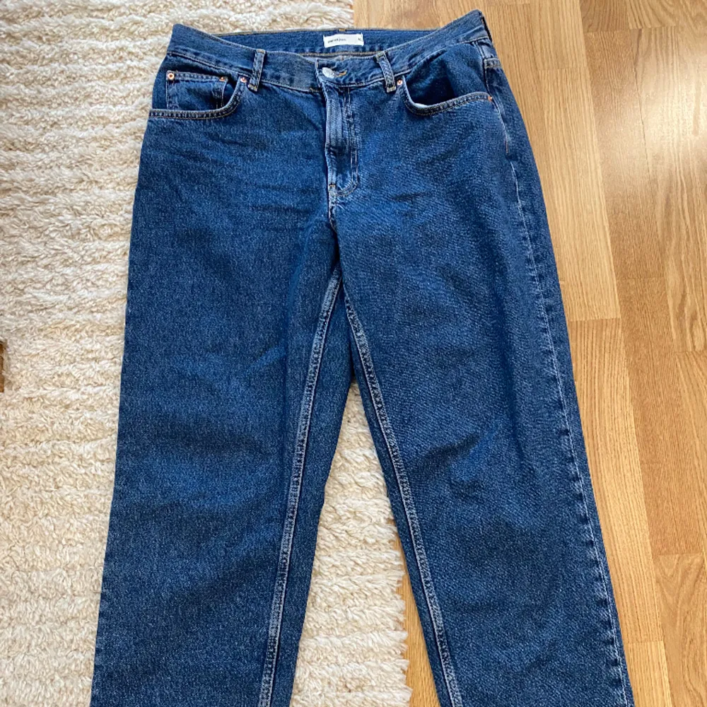 Helt nya från Gina Tricot, säljs då den inte kommer till användning 🤍. Jeans & Byxor.
