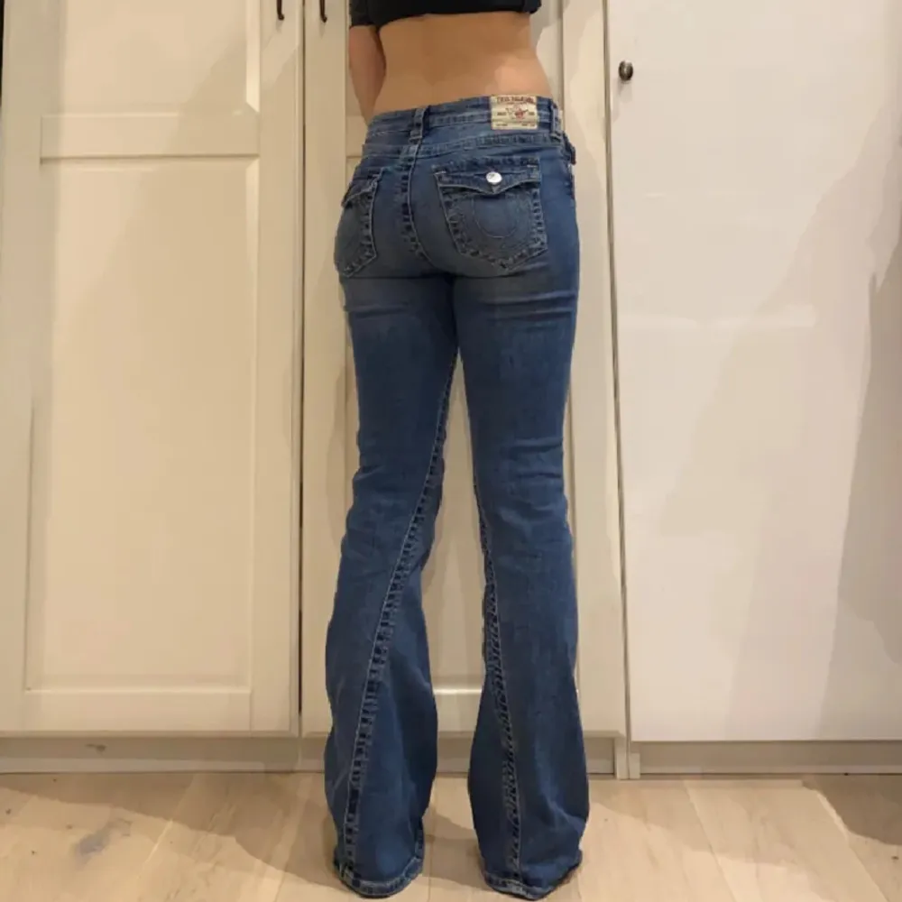 Säljer dessa true religion jeansen i modellen joey Mid waist, de är endast använda en gång och säljer då jag vill köpa ett par i en annan färg❤️ köptes för 1500kr❤️ de är 82cm i innerbenslängd . Jeans & Byxor.