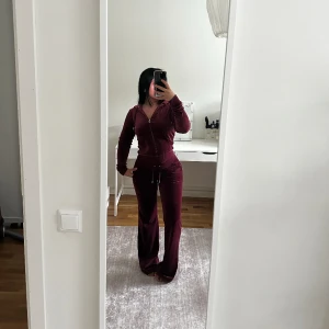 Juicy couture  - Helt ny Juicy set, fick i present. Inte riktig min färg därav säljer jag båda. Byxorna är XS koftan är S. Prislappen på!