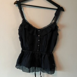 Mörkblå Topp - Väldigt söt marinblå topp från abercrombie&fitch men köpt secondhand💙 perfekt nu till våren, säljer då det var fel stolek för mig. 