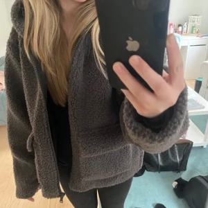 Teddy jacka  - Säljer den här teddy jackan ifrån zara barn i storlek 164. Aldrig använd och den har prislappen kvar! Hör av dig för fler bilder eller om du har frågor!🥰