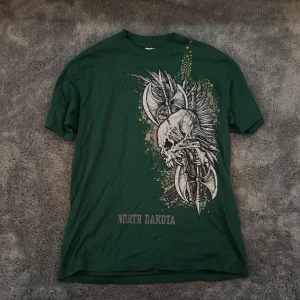 Mörk grön tshirt  - Tuff tshirt. Har knappt använt den. Bra skick och ser inga brister. Skriv innan du köper.