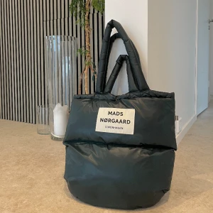 Mads Nørgaard väska  - En mörkgrön Mads Nørgaard väska🤍 den är i bra skicka, endast ett lite hål längst ner på väskan (fråga om bild!) 