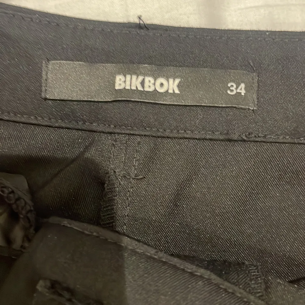 högmidjade kostymbyxor från bikbok och straight, inga defekter, hör av er vid frågor.. Jeans & Byxor.