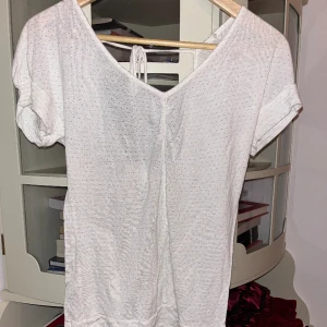 snygg stockholmsstil tröja😍 - nyskick trendig vit tröja med guldiga prickar💕