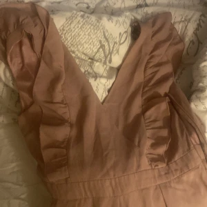 Jumpsuit  - V-ringad krage och passar skit bra, gullig 