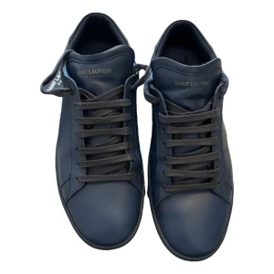 Saint Laurent Sneakers  - Modellen heter sl/01. Dom är mörkt blåa och är i storlek 41 men passar 42. Låda medkommer. Med dustbag.  Jag har använt dessa skor 10 gånger ungefär och dom är i nyskick . Det ända man kan se är använt är innesulan.