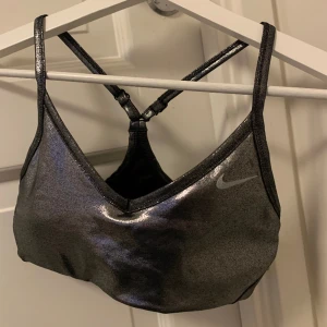 Träningstopp Nike - Säljer denna helt nya träningstoppen från Nike i unik färg 🤍 jag har endast använt den 2 gånger! Säljer då den är för liten 🥰 kom priv för mer frågor mm