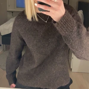 Brun stickad tröja - Jättefin brun stickad tröja från Cubus i ull! 💗sitter som xs/s på mig som är 168.