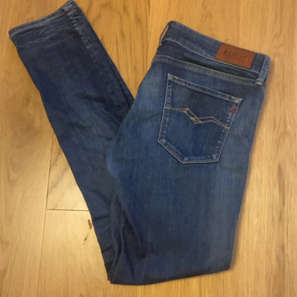 Säljer nu dessa riktigt feta replay slim fit jeans i en fet tvätt i storlek 32 men de sitter som 30/32. Fråga vid minsta lilla fundering . Jeans & Byxor.
