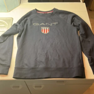 Gant tröja marinblå - Strl176, nyskick, knapptanvänd