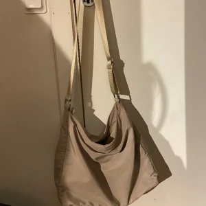 Väska - En fin väska som går att justera bandet på! 😋