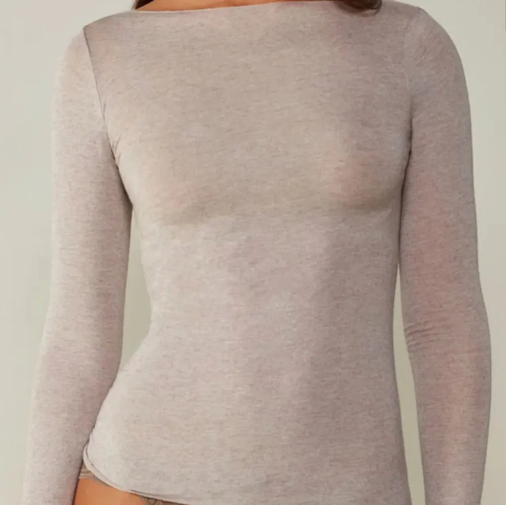 Säljer denna populära tröjan från intimissimi i storlek s, använd ett fåtal gånger så är i bra skick💓. Tröjor & Koftor.