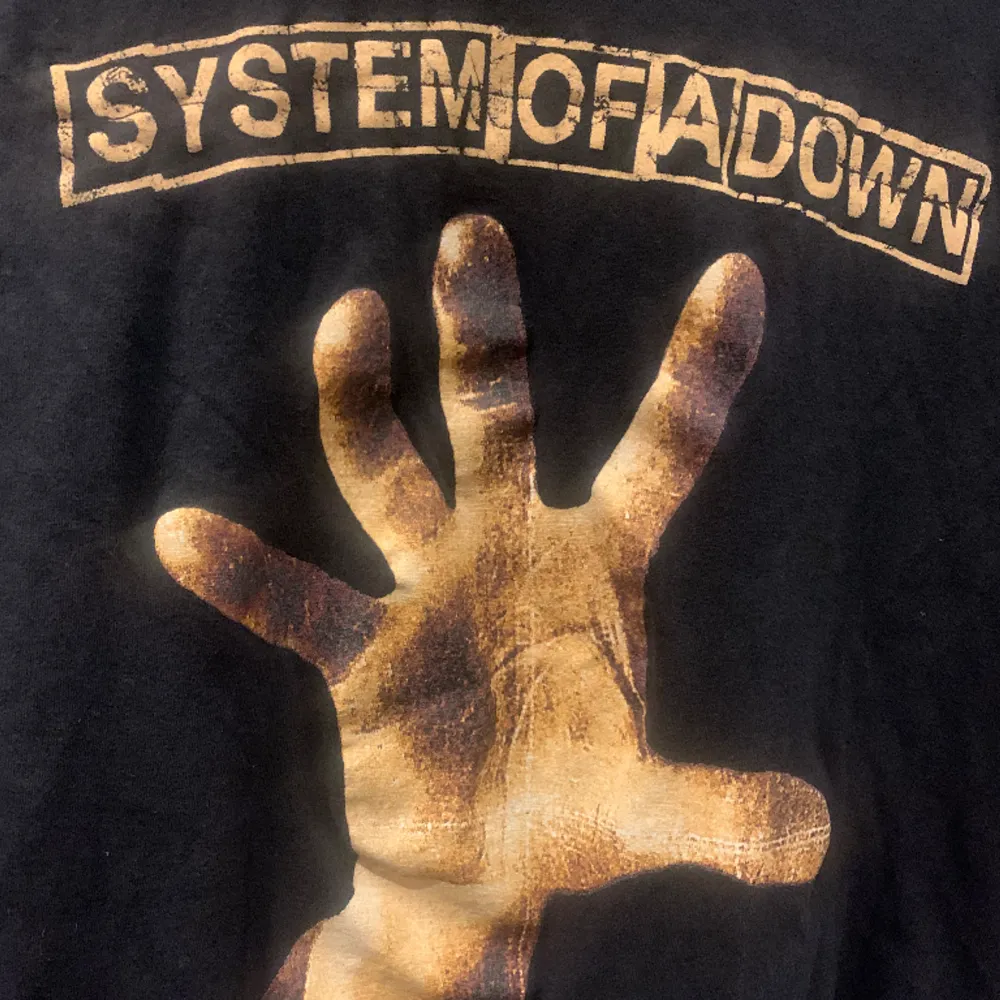 Jätte fin System Of A Down tröja i bra skick. Kan skicka mer bilder och mått om det behövs. T-shirts.