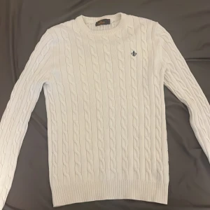 Vit morris tröja - Morriströja i jättefint skick, sitter ganska slim. Nypris: 1699 SEK Bra form som ger en lite breda axlar sådär. Snyggt ribbstickad. Snygg färg som inte är alldeles för skrikigt vit. PRIS KAN DISKUTERAS!