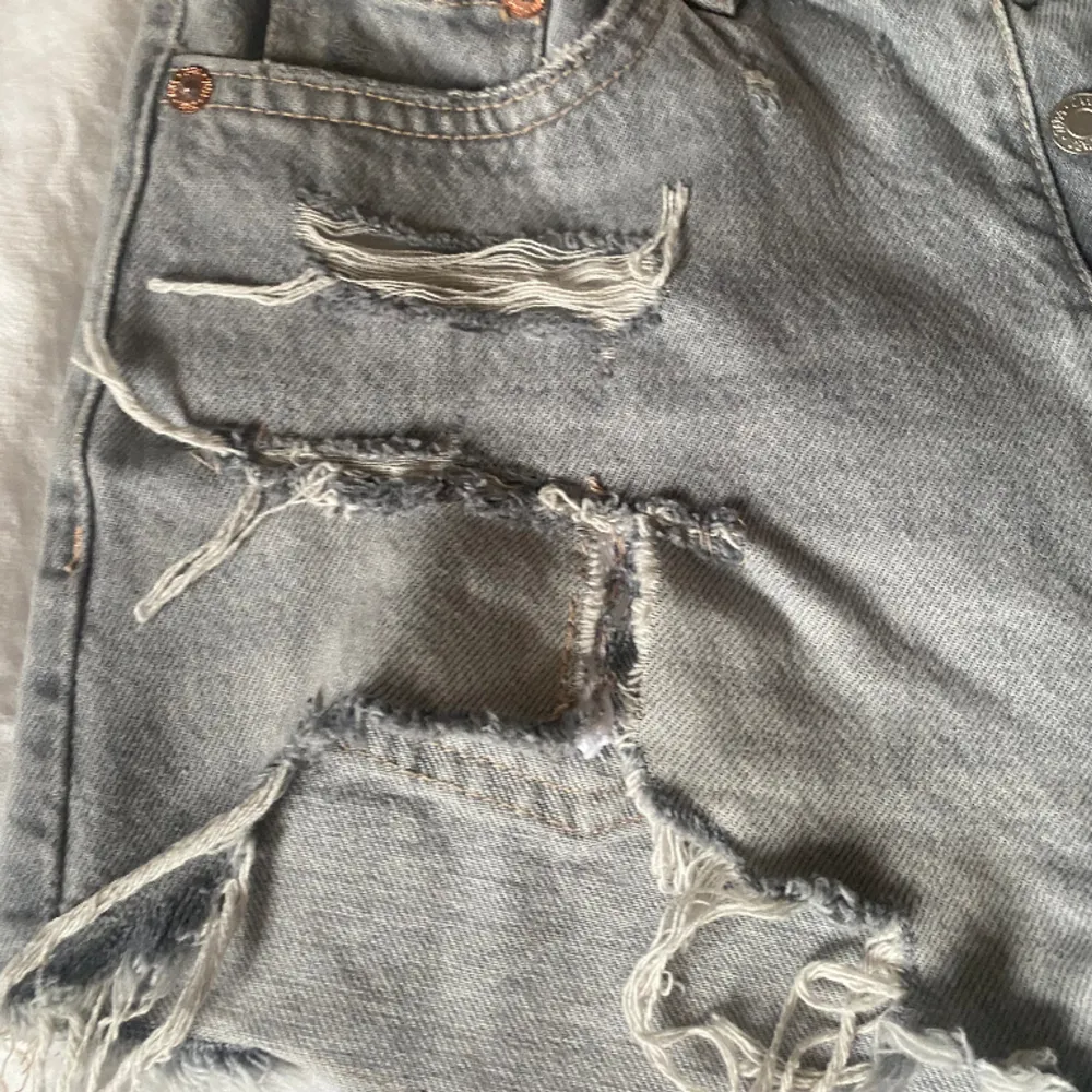 Ett par gråa shorts i storlek S/SX får Zara som har använts några gånger.🫶🏼 är lite sprekta på framsidan och visar lite mer hud så därför säljer jag dem❤️❤️⭐️. Shortsit.