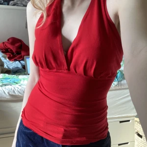 Röd halterneck - Fin halterneck! har fått från en vän och verkar vara lite omsydd så skulle säga storlek xs ❤️ TAR EMOT PRISFÖRSLAG