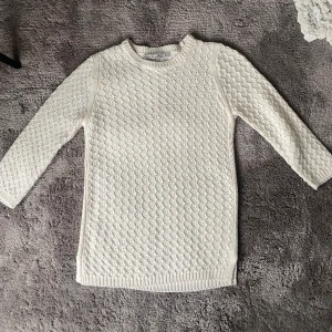 Trekvartsärmad topp - Jättefint skick! Från Lara knit. Inte jätte stretchigt material och passas S bäst. Köparen står för eventuell frakt😚