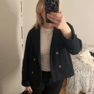 Mango kappa - Säljer min jätte snygga  mörkblåa kappa från mango då den är för liten. Den är köpt på barn avedelningen men passar Xs och S. Helt som ny och inga defekter alls. Kom privat för frågor ❤️