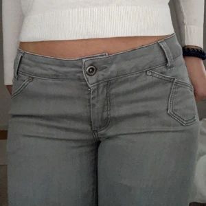 Lågmidjade vintage jeans  - *fick inte plats med alla bilder, om intresserad kom privat för alla eller om frågor!❤️*  jag är 167 cm lång så dessa passar längre/kortare personer, strl 28 men borde passa 27! Dragkjeda längst nere. PRIS KAN DISKUTERAS!🥰
