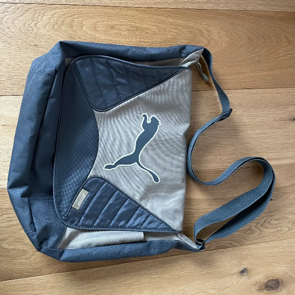 Puma väska från humana. Har använt två gånger och är i mycket bra kondition. Mycket plats på insidan. . Väskor.