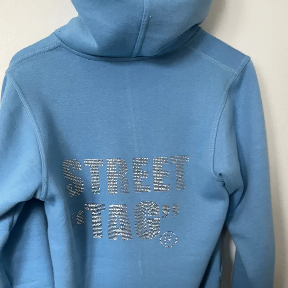 Säljer nu min Street Tag Rhinstone hoodie som har blivit för liten. Alla stenar sitter kvar och den är i bra cond. Köpt på deras hemsida för 700:-. Hör av er vid intresse eller andra frågor!. Hoodies.
