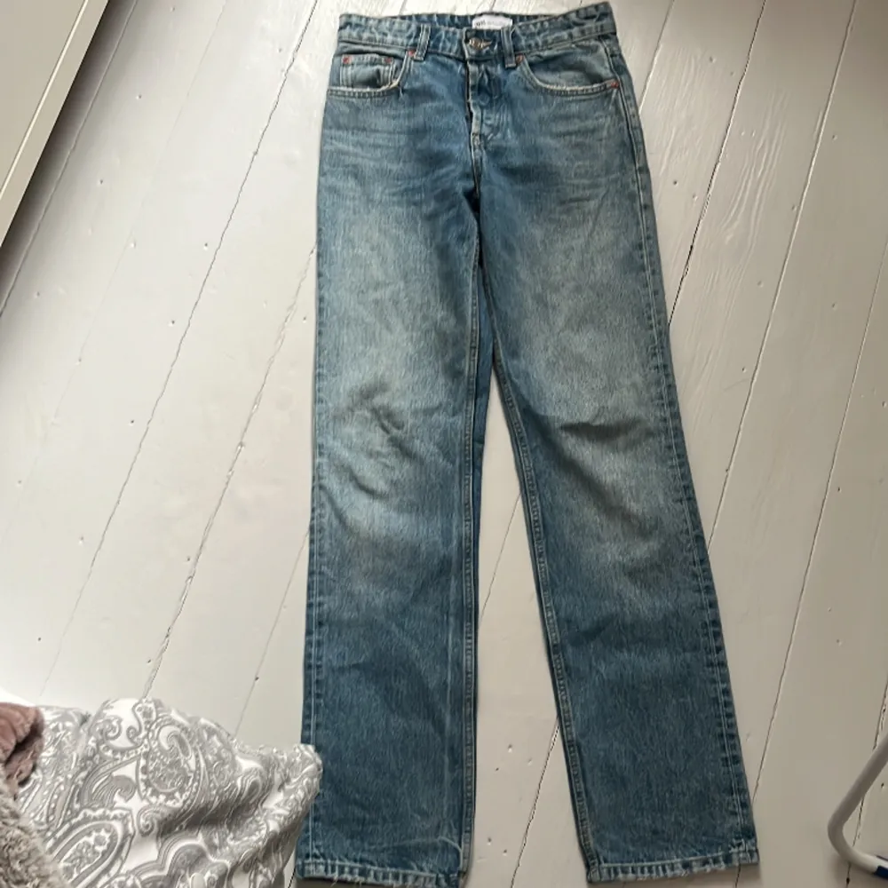 Mid waist straight jeans från zara Nypris: 399kr. Jeans & Byxor.