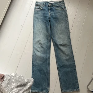 Zara jeans - Mid waist straight jeans från zara Nypris: 399kr
