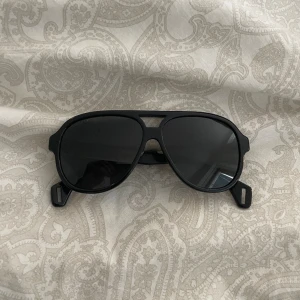 Gucci Solglasögon  - Säljer dessa extremt snygga gucci solglasögonen. Använt väldigt fåtal tillfällen. Nypris: 2700kr