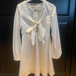 Vit klänning - Säljer denna drömmiga klänningen jag köpte inför studenten förra året från Gina Tricot. Storlek 38 men ganska stor i storleken varav den aldrig kommit till användning.  