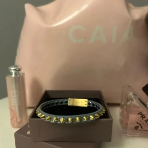 Edblad armband med nitar - Säljer mitt blåa Edblad armband med nitar! Köptes för 500kr. Vet tyvärr inte vilken storlek det är på armbandet. Pris kan diskuteras 💝