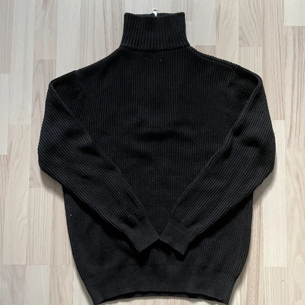 Svart stickad Zara quarter-zip i storlek medium. 53% polyester, 20% akryl, 20% nylon & 7% ull blend. Silvrigt blixtlås av okänt märke. För mått/fler bilder skriv privat.. Stickat.