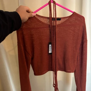 Topp - Ny tröja, man drar snörena runt magen eller som man vill