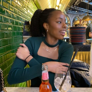 Populära Zara toppen - Säljer min Zara topp som är mörkgrön & mycket bra skick💕 Kommer inte till användning så det är därför jag vill sälja denna!  Perfekt festtopp eller middags topp🪩