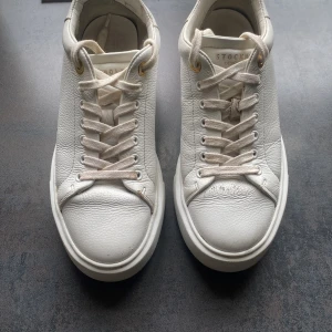 Dam skor  - Lite skrapade men inget man märker så mycket.  Annars så är skon rätt som ny. Vid fler bilder kom privat. Pris kan diskuteras🤝