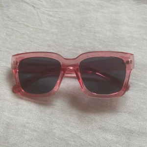 Solglasögon  - Rosa solglasögon, perfekta till sommaren!💗 Använda fåtal gånger! Från ur&pen🤍💗