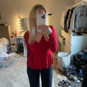 Blus - Köpt från Gina tricot för jättelänge sen, superfint skick stl s säljer den då den inte kommer till användning längre💓 