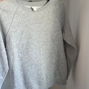 Sweatshirt strl XS H&M - Säljer denna jättefina sweatshirt från H&M i grått i storlek XS.  Använd fåtal gånger men finns inga tecken på användning och har inga defekter. Mycket fint skick.